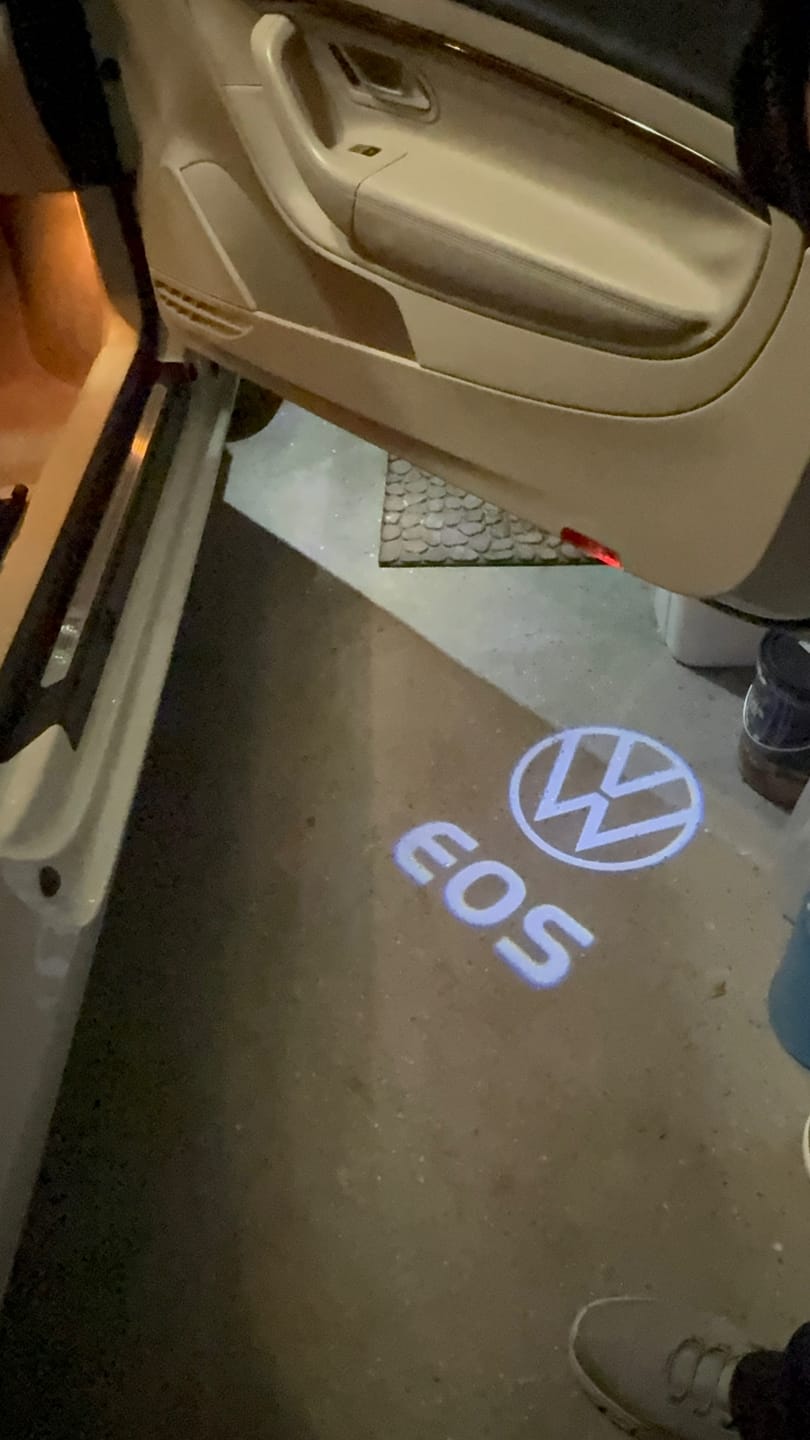 Customer photo review of Volkswagen Door lights EOS Logo  Nr. 1IJ2KK9 (quantity 1 = 2 Logo Films /2 door lights）
