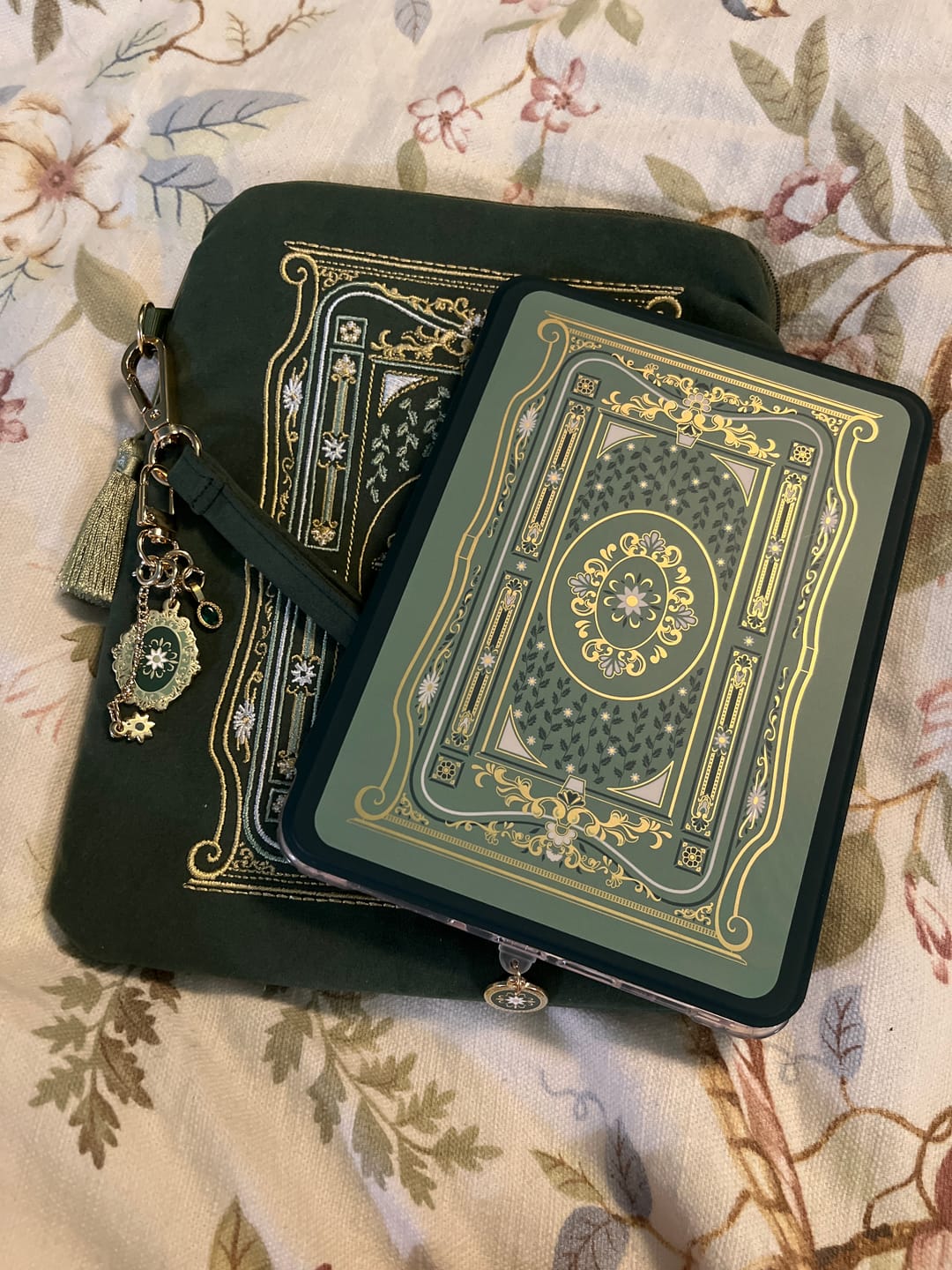 Customer photo review of Literati Sage eReader Bundle