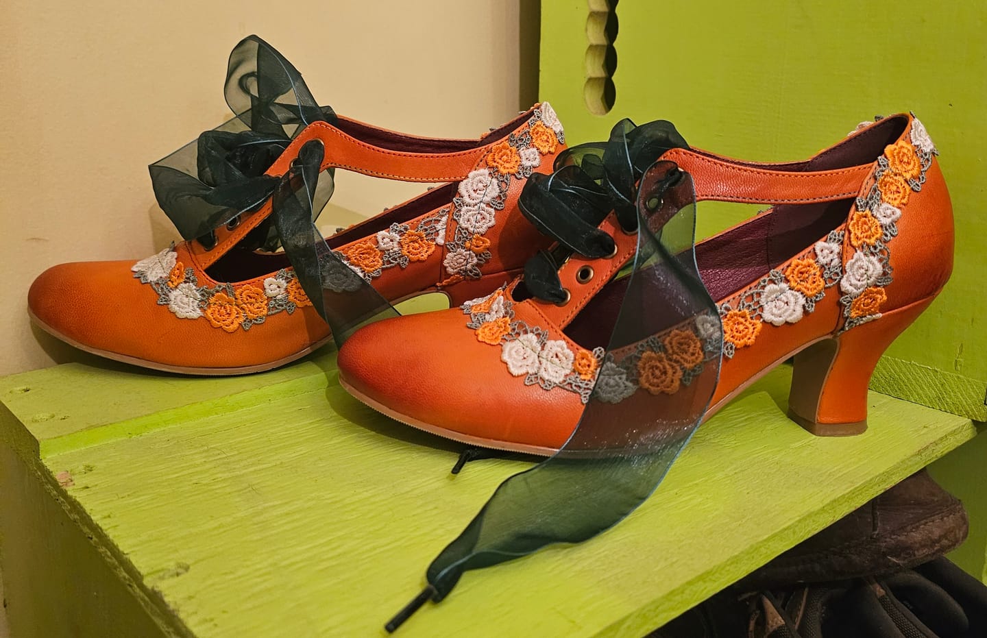 Customer photo review of Spring Daisy Floral Vintage Pumps