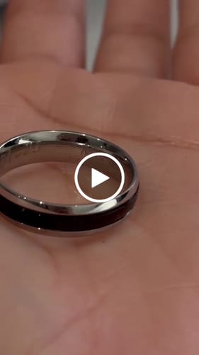 Customer video review of Anillo Plateado Con Linea Negra 6 mm