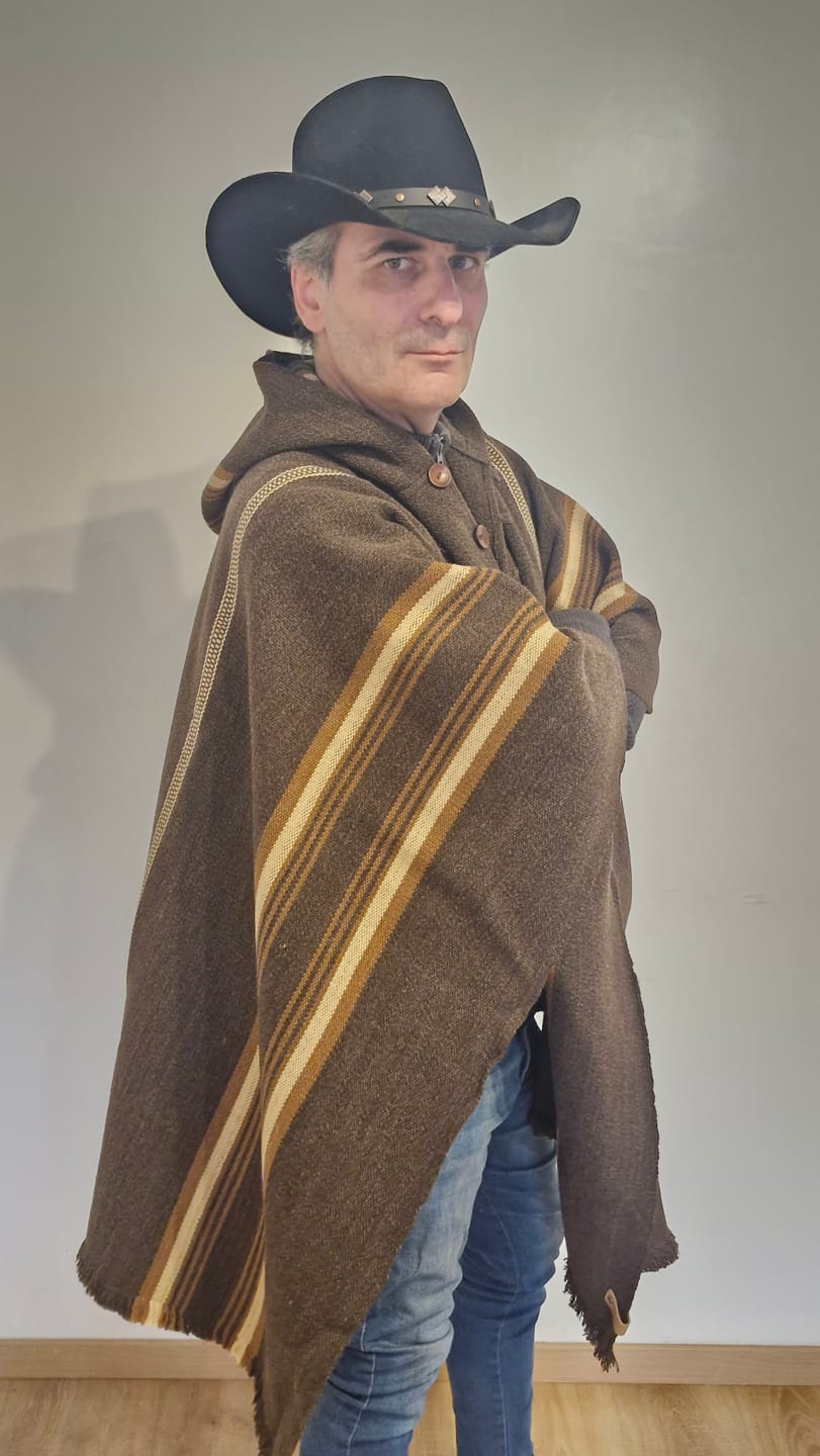 Customer photo review of PONCHO CAFÉ OSCURO BEIGE - LANA Y LPACA
