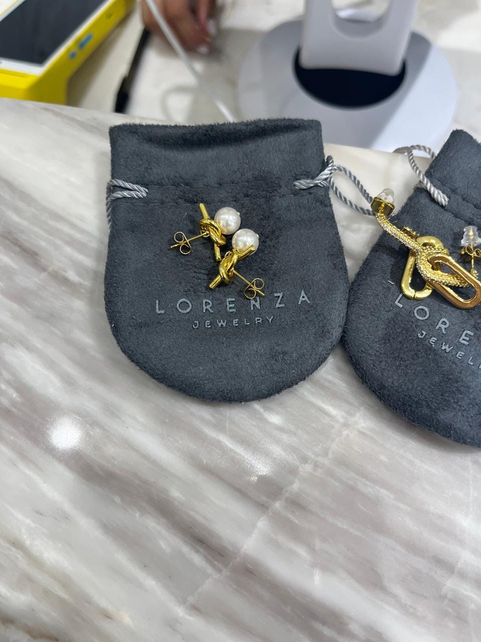 Customer photo review of Par Arete Nudo Con Perla