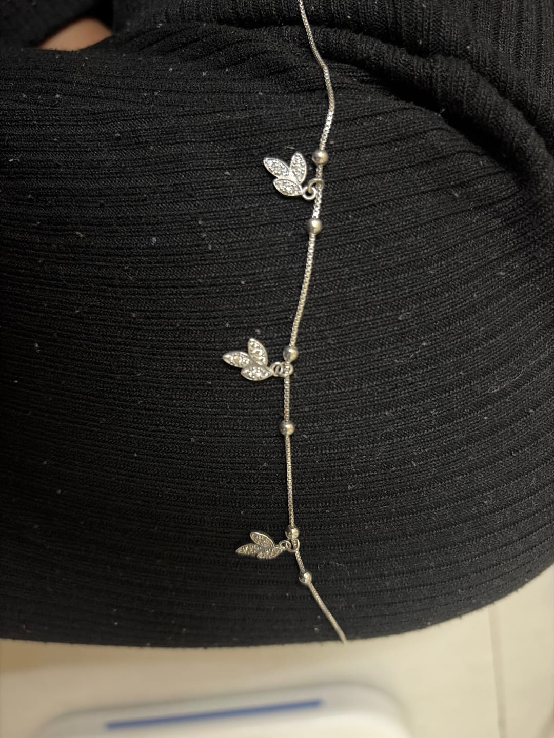 Customer photo review of Silver Dangling Triple Leaf Charm Anklet