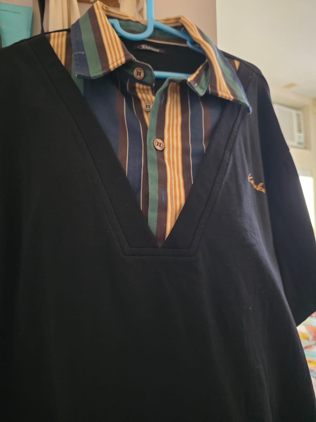 Customer photo review of 「Karaku」刺繍入り　フェイクレイヤード仕様ストライプ柄シャツ＆VネックTシャツ