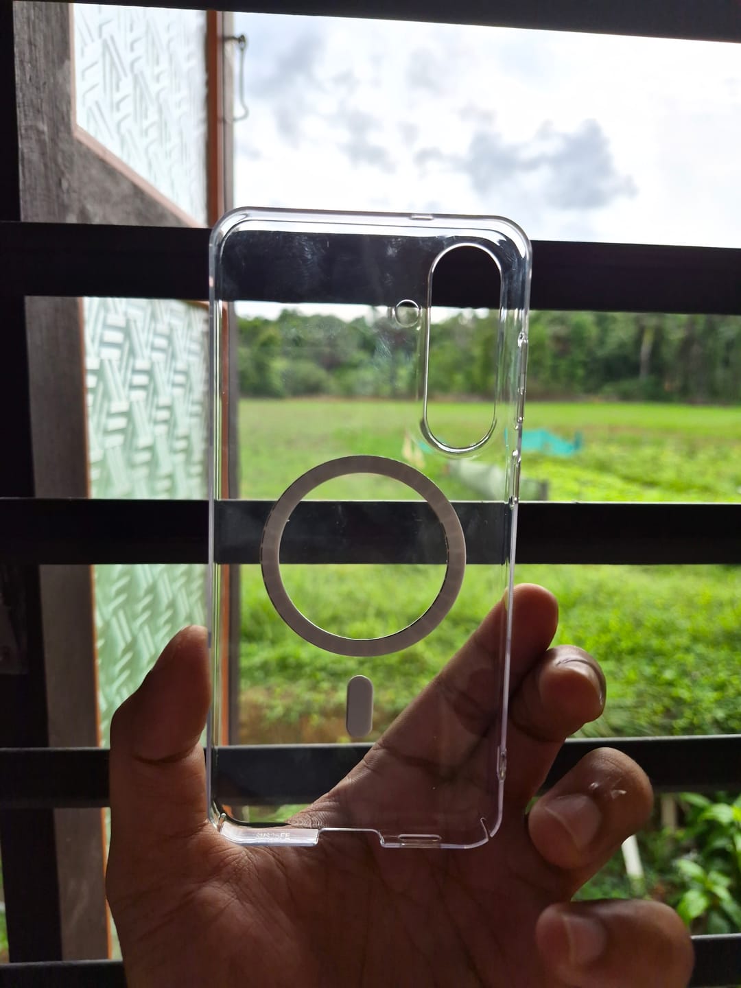 Customer photo review of Anti Yellow Magsafe Clear Case Samsung - Galaxy S25 FE