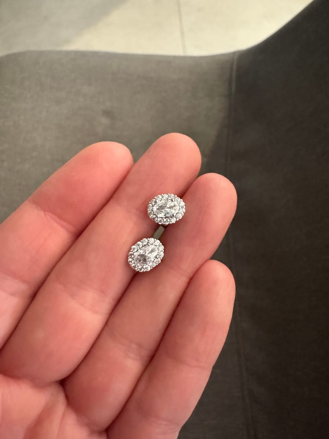 Customer photo review of Par Arete Ovalado Birthstone Plateado