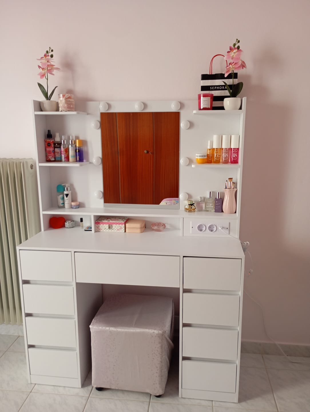Customer photo review of Τραπέζι Μπουντουάρ Μακιγιάζ Tουαλέτας με Καθρέφτη και φώτα LED Πολύπριζο Συρτάρια 3 χρώματα Φωτός RD-T141WB02