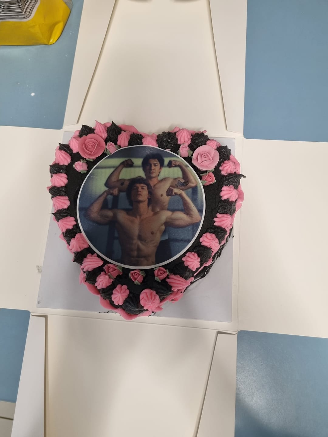 Customer photo review of 12 cm Round Custom Edible Icing Image
