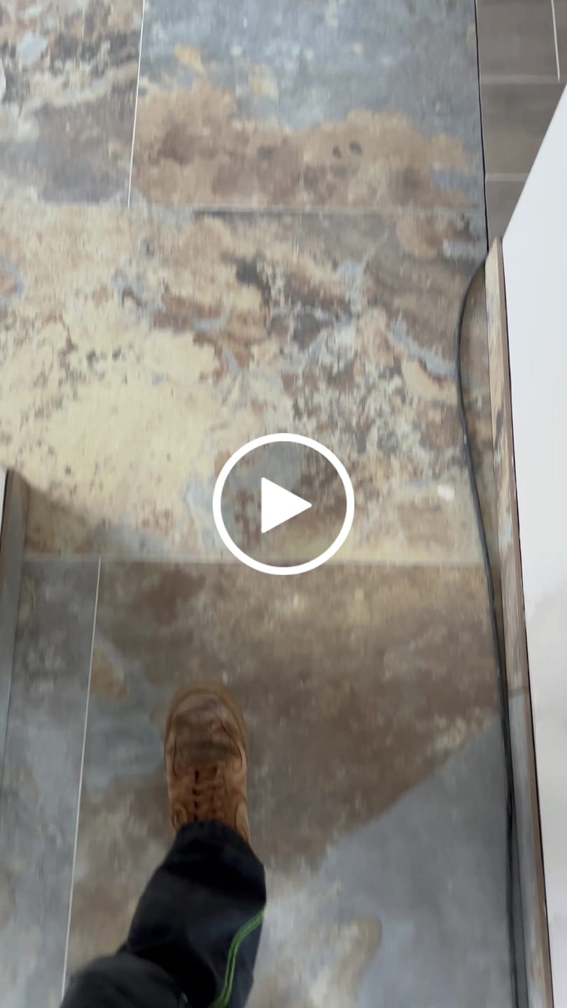 Customer video review of Panneau Mural PVC Effet Marbre Blanc Marron - 260 x 120 CM