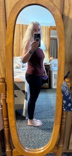 Reviewer shows the shaping fit of the black 3D Anti-Cellulite Leggings in a side profile mirror selfie.