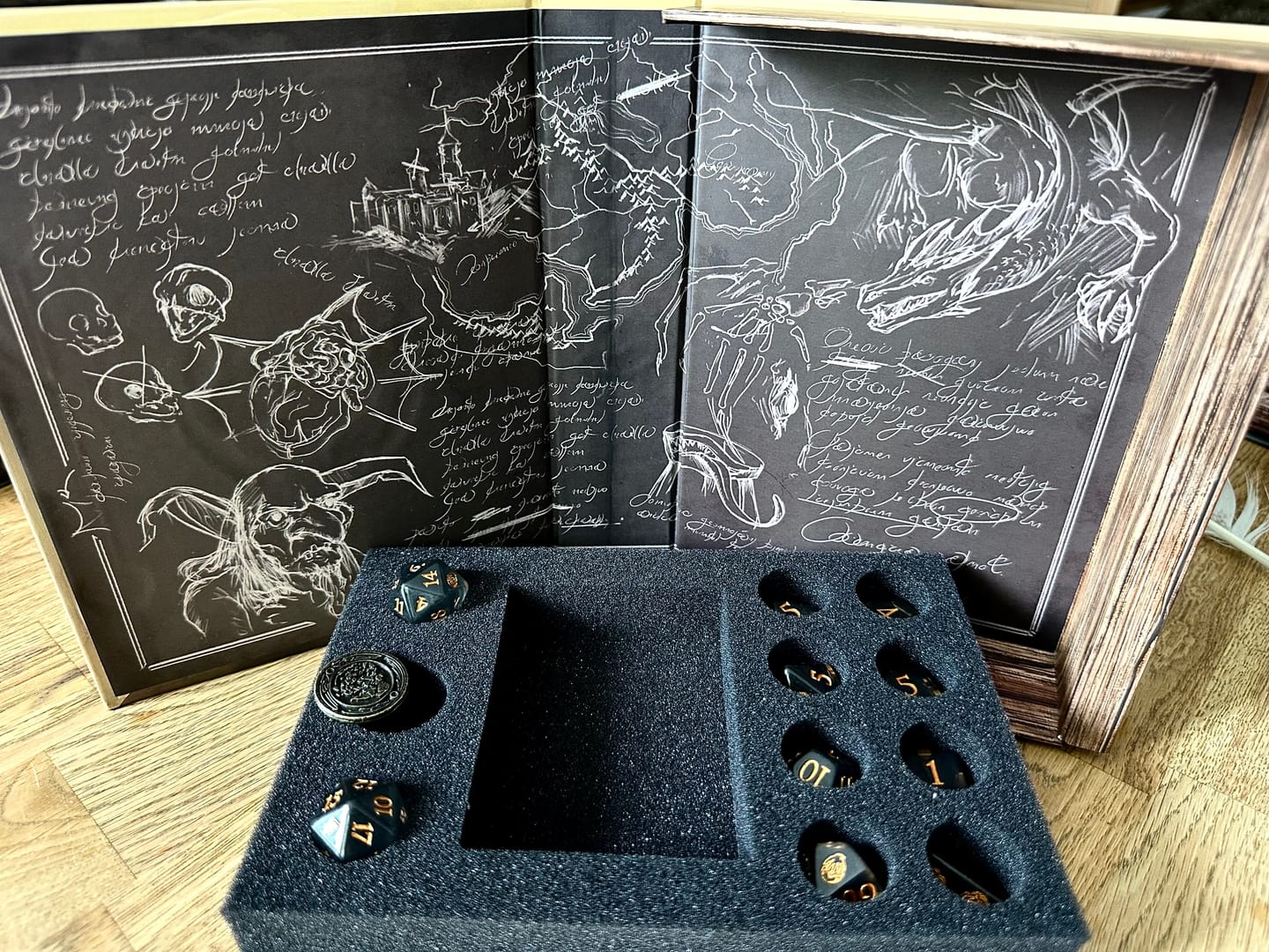 Customer photo review of Verschiedene Klassenwürfel-Sets in Foliant-Etui (10 Würfel, 1 Münze)