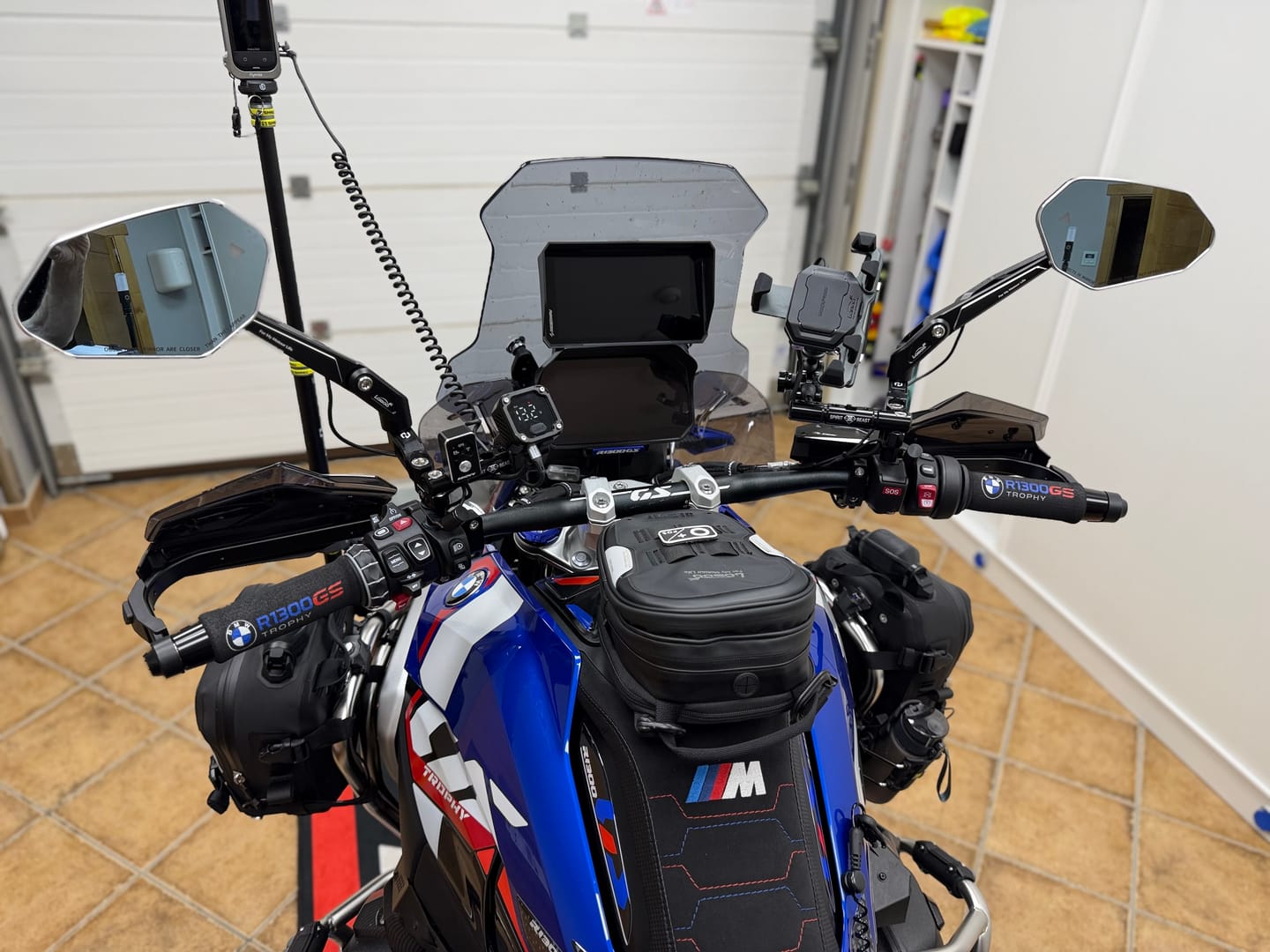 Customer photo review of LOBOO PH06 Anti-Vibration Phone Mount - Magnetic Damping + 15W Wireless Charging - Aluminum Motorcycle Holder (Fits 4.7"-7.2" Phones)