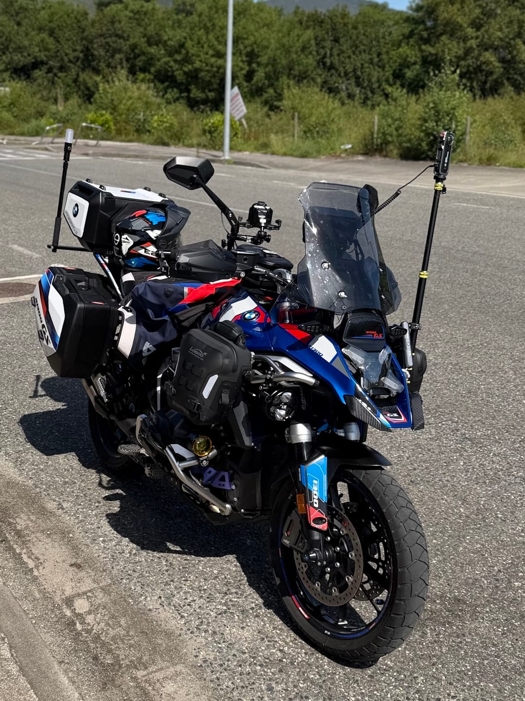 Customer photo review of LOBOO Aluminum Handguard System for BMW R1300GS, R1250GS & F900GS | Adjustable Windshield & Crash Protection