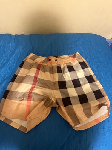 Recensione con foto di un cliente su Costume Burberry 001