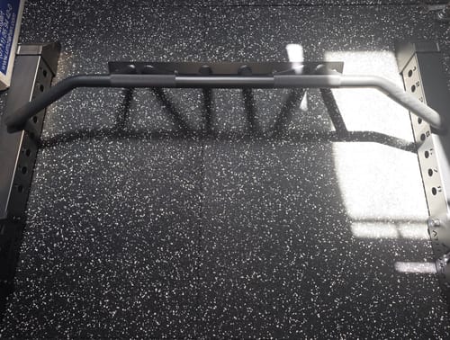 Kunde zeigt die R7 Pullupbar, die von oben an einem Rack montiert ist.
