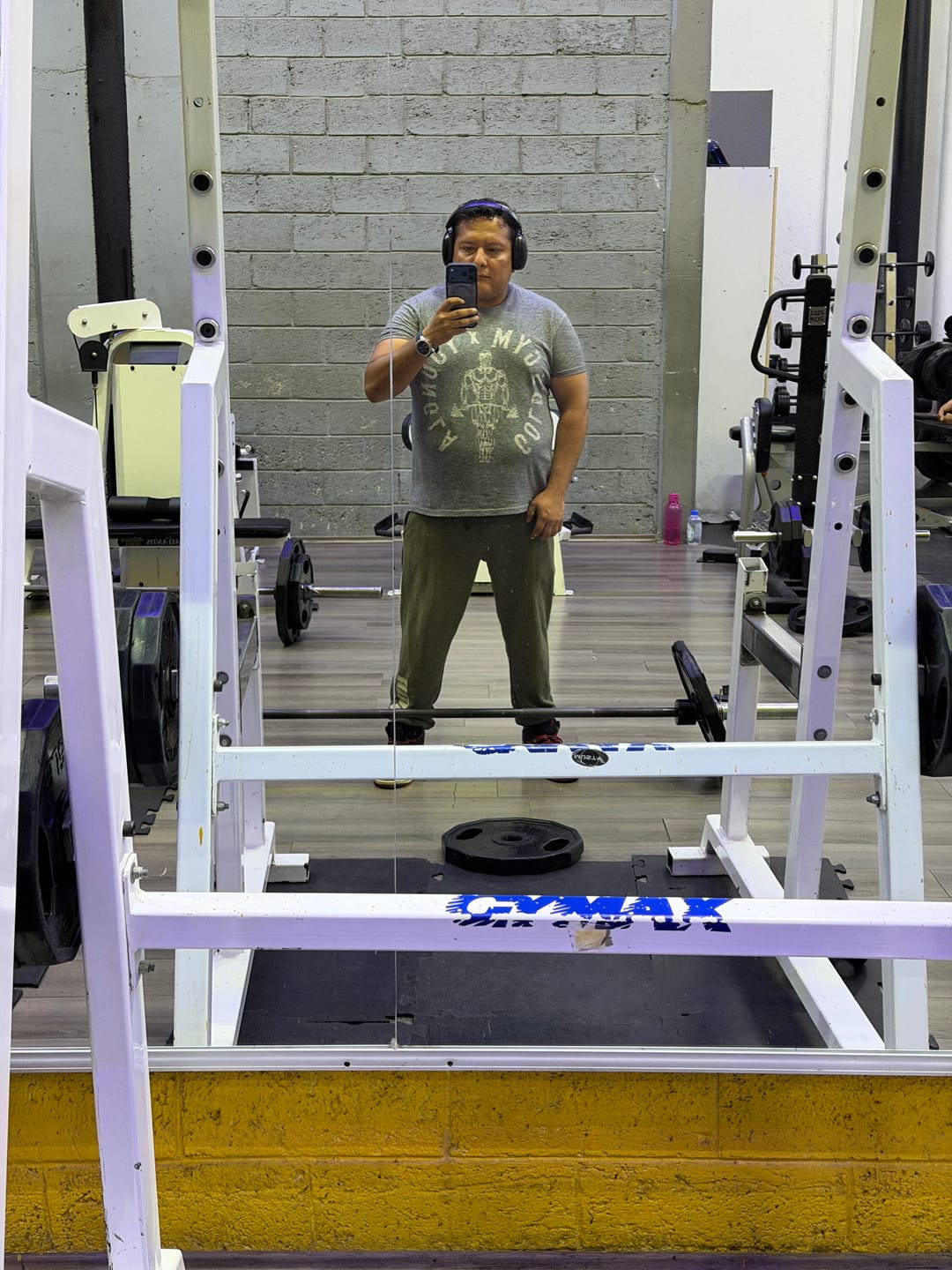 Customer photo review of 4206 - Gold's Gym Heather Tees