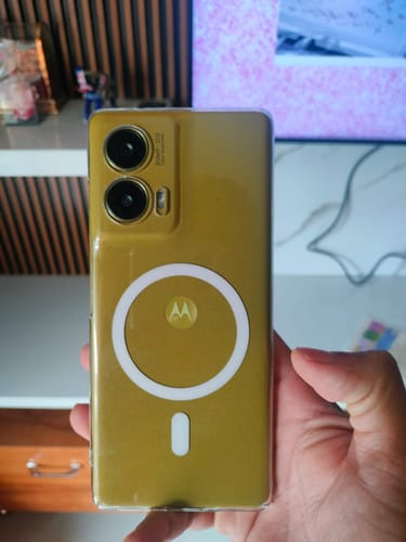 Customer holding a gold Motorola G85 with the Anti Yellow Magsafe Clear Case, showing the white magnetic ring.