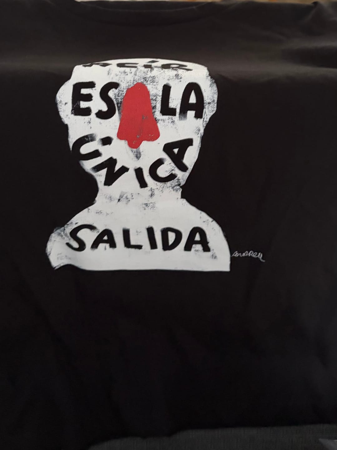 Customer photo review of Camiseta "Reír es la única salida"