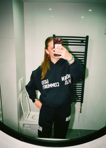 Customer photo review of GATED COMMUNITY HOODIE NAVY