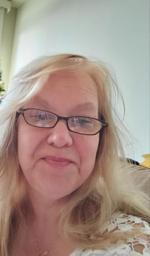 Reviewer's selfie submitted with a review for the 3D Anti-Cellulite Leggings.
