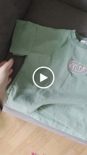 Customer video review of Wylde Moss logo tee