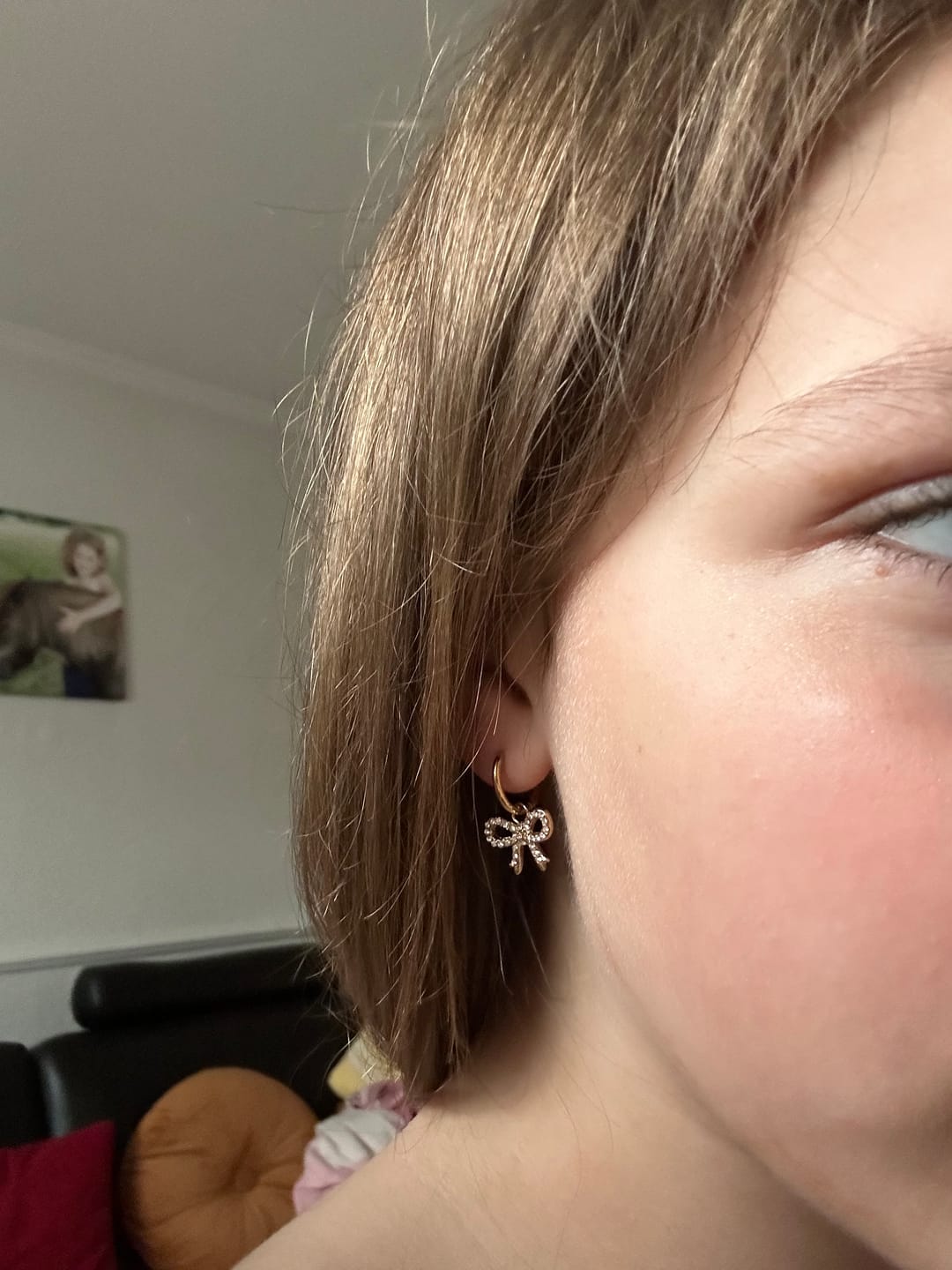 Customer photo review of Pave Ribbon Huggie Ohrringe 14K Vergoldet