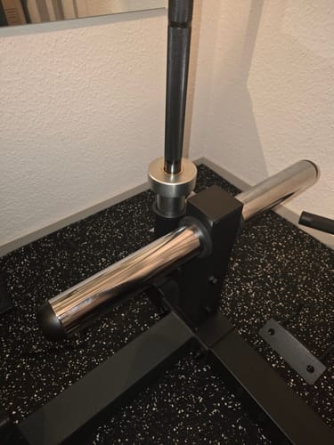 Nahaufnahme des R7 Plate Storage, der von einem Kunden an der Basis eines Racks mit einer Hantelstange montiert wurde.