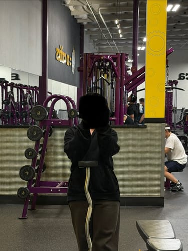 Customer wearing dark Urban Cuff Joggers while working out at the gym.