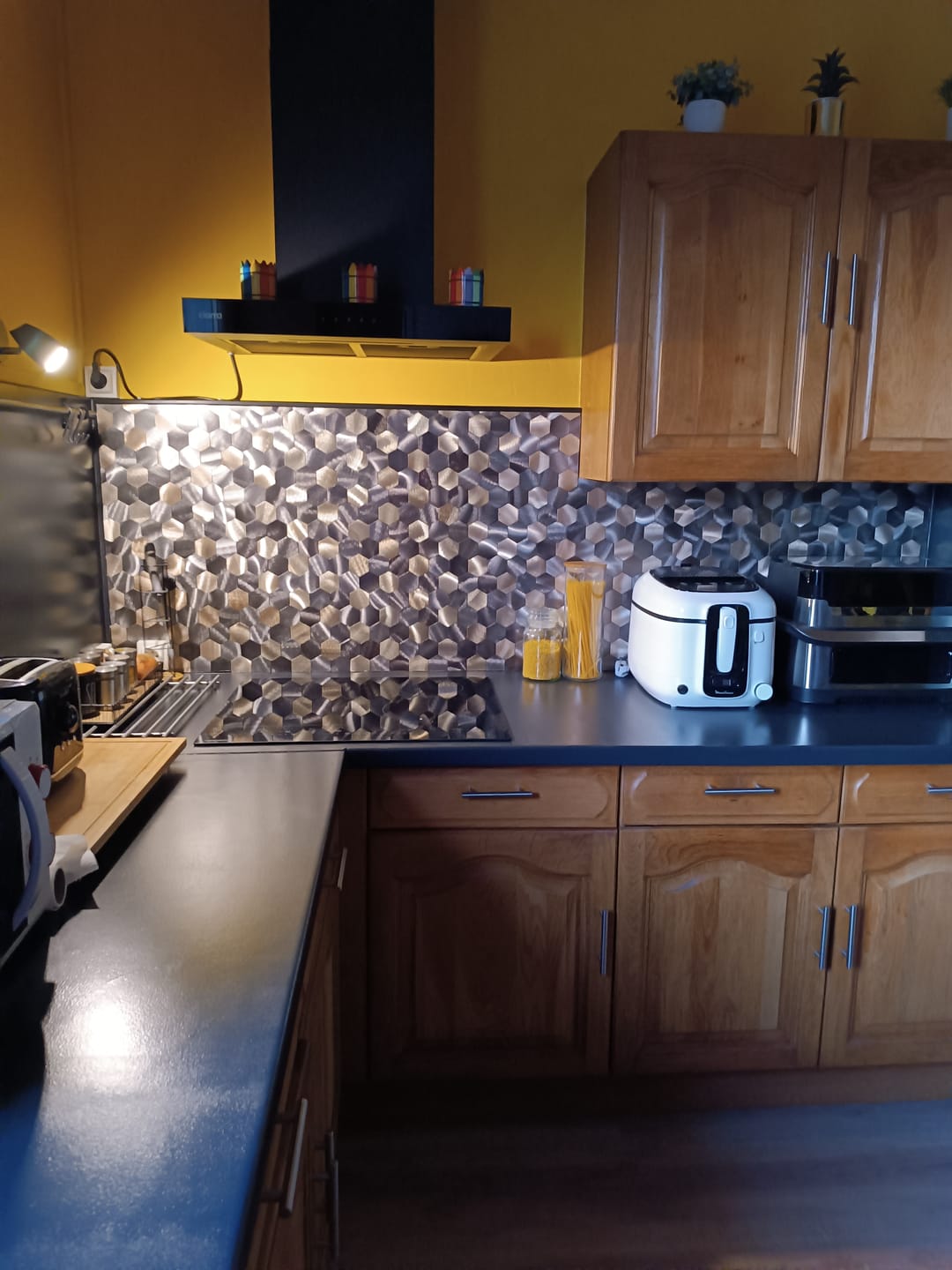 Customer photo review of Crédence Autocollant Mosaique Noir Doré - Crédence de Cuisine