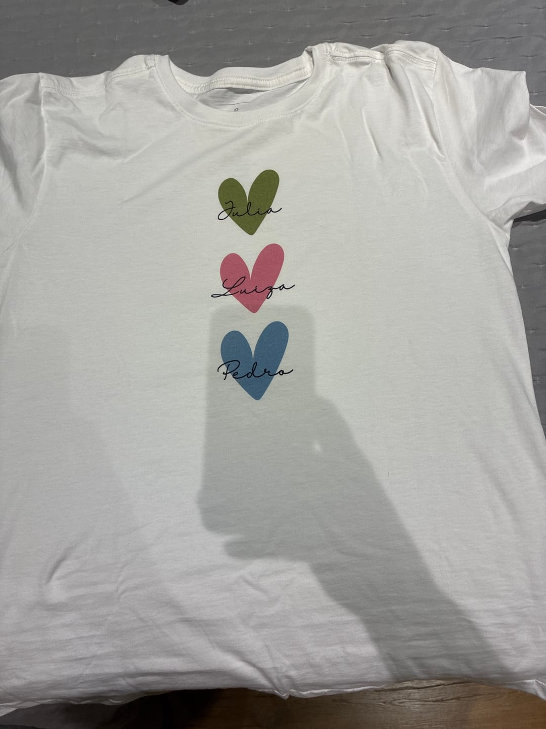 Customer photo review of Camiseta Personalizada - CORAÇÕES E NOMES (Até 5 nomes) - 100% Algodão