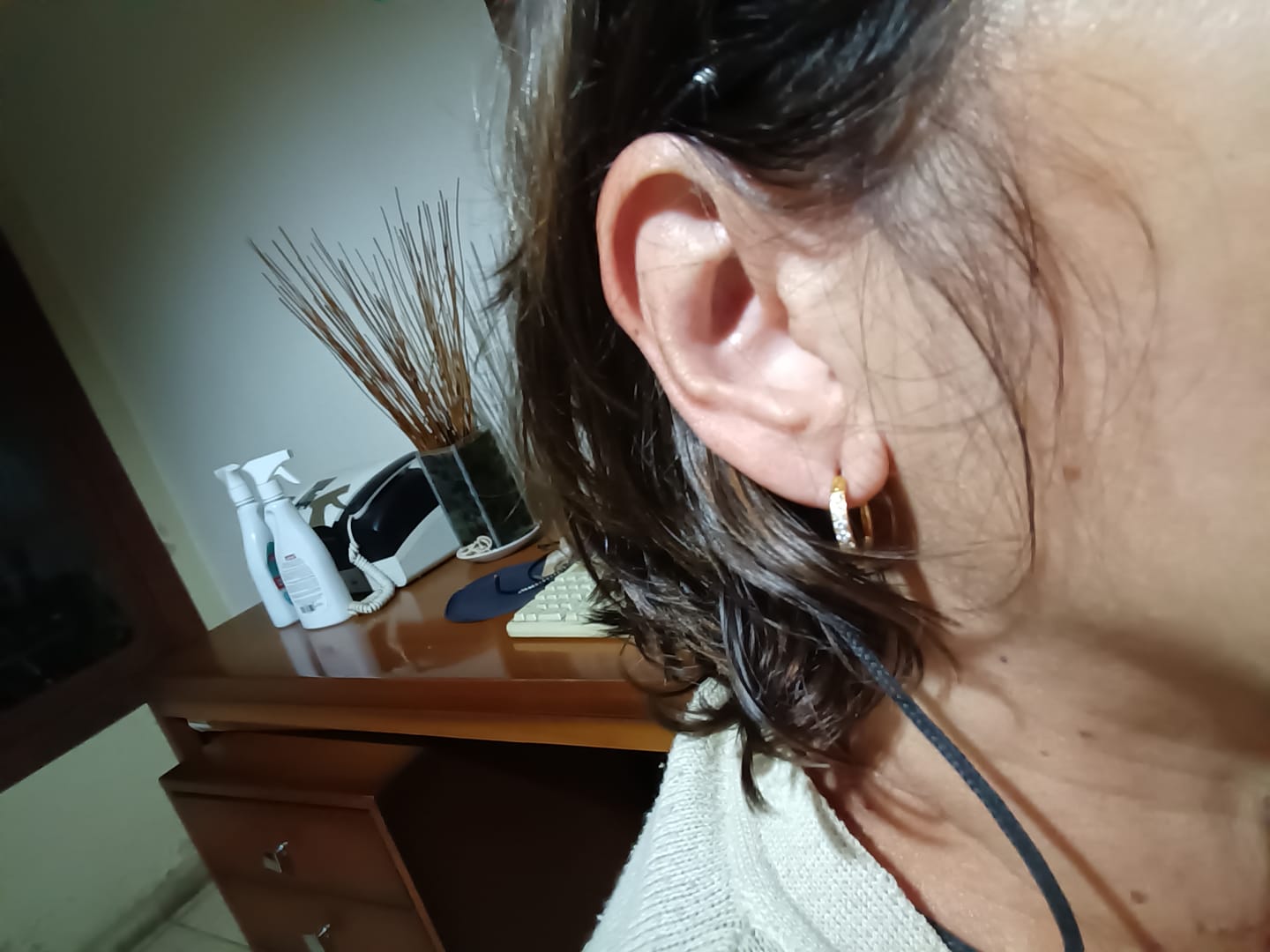 Customer photo review of Brinco Pérola Solitária Banhado em Ouro 18K