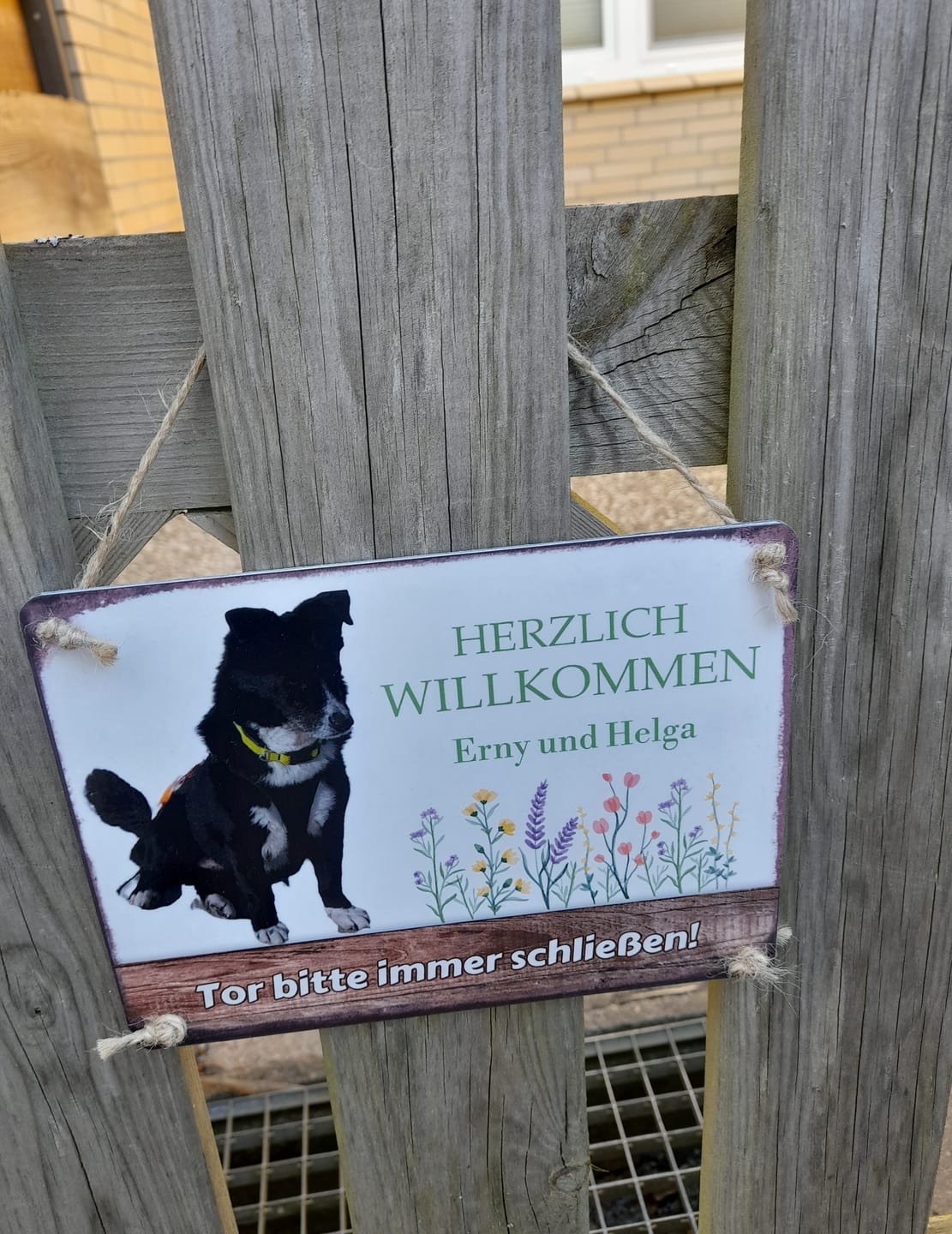Customer photo review of Hunde Garten-Schild personalisiert mit Foto & Text (UV- und wetterfest)