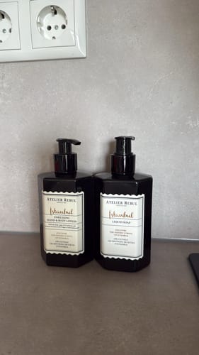 Recensent toont het kleurverschil tussen de etiketten van de Istanbul handzeep en bodylotion.