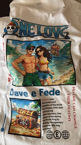 Kunde zeigt das personalisierte 'One Love' T-Shirt mit einem bunten Anime-Druck eines Paares am Strand.