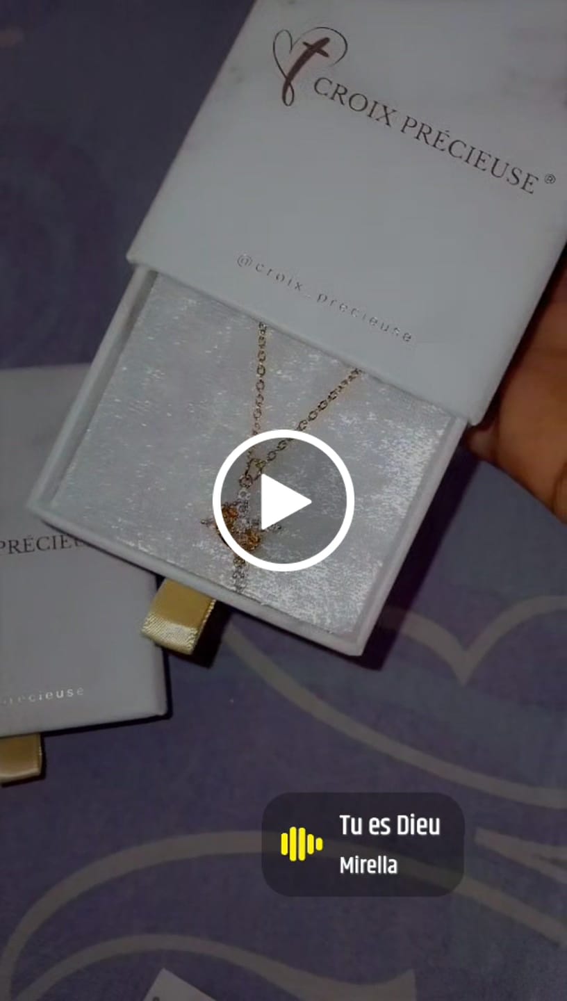 Customer video review of Collier Croix Couronnée