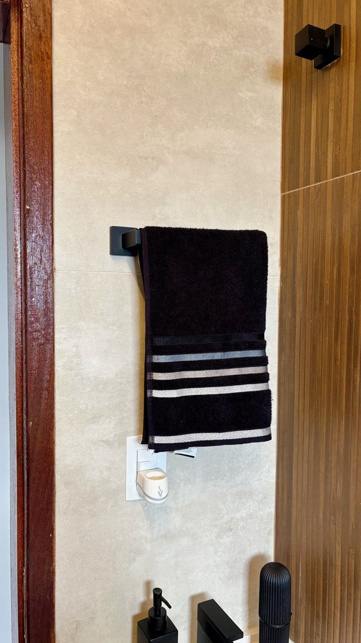 Customer photo review of Porta Toalha Rosto Para Banheiro 26cm Aço Inoxidável