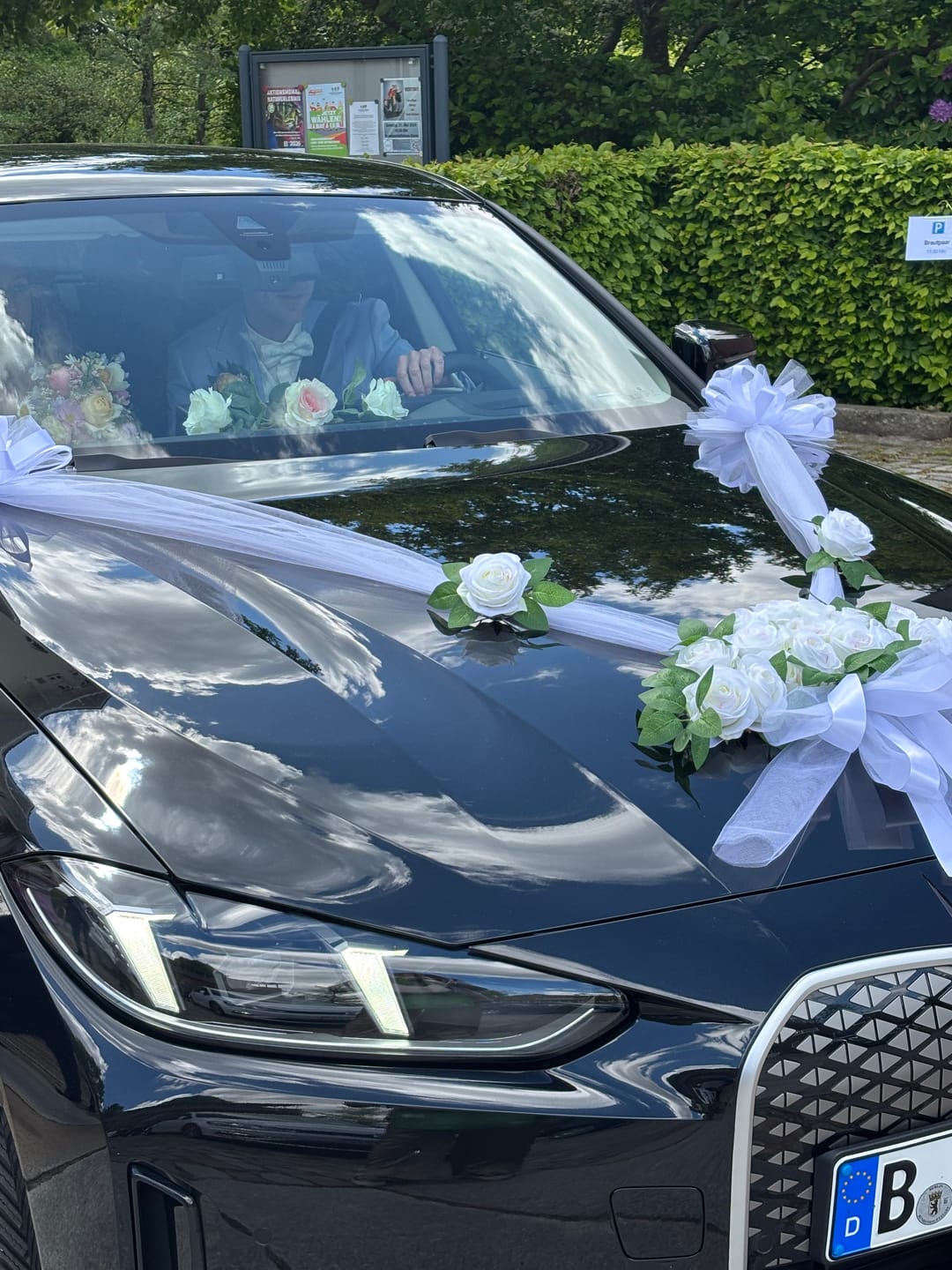 Customer photo review of Autoschmuck Hochzeit Blumendeko Motorhaube - DAPHNE