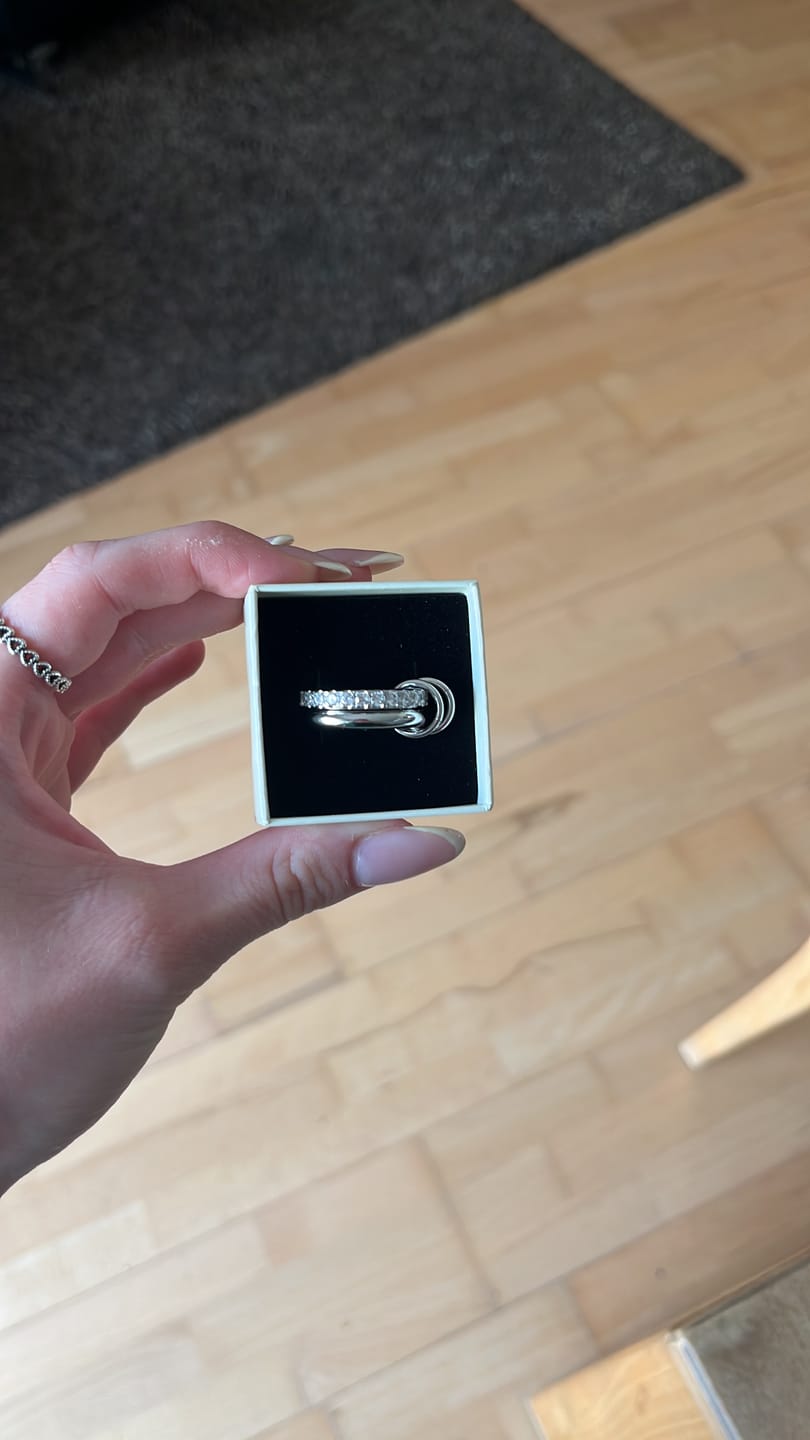 Customer photo review of Pave Infinity Flow Ring 18K Vergoldet