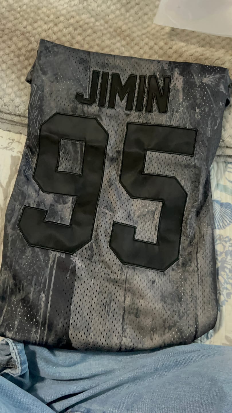 Customer photo review of BTS - ARIRANG WORLD TOUR OFFICIAL MD S/S JERSEY