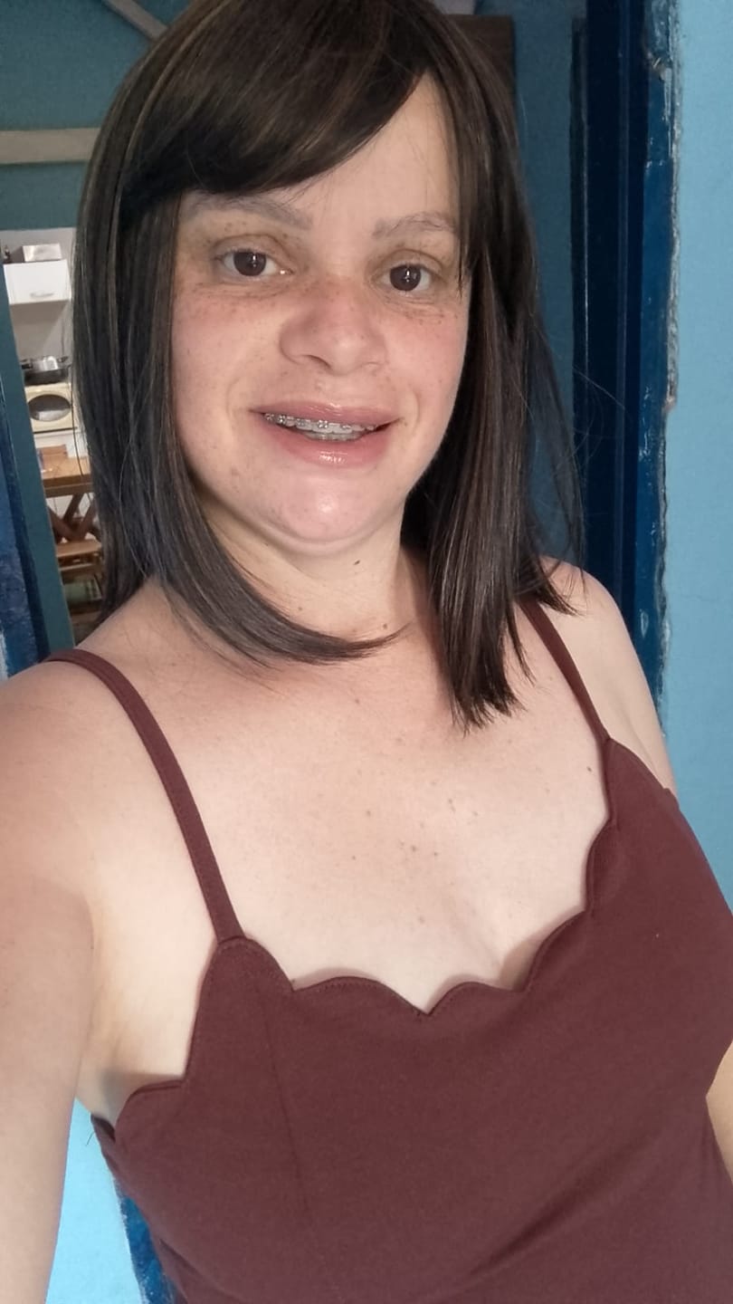 Customer photo review of Peruca Vicky Castanho Luzes com Franja