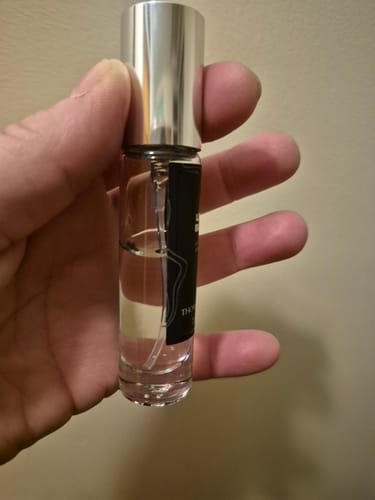 Customer holding a travel-size bottle of Lilium Blume Eau de Parfum.