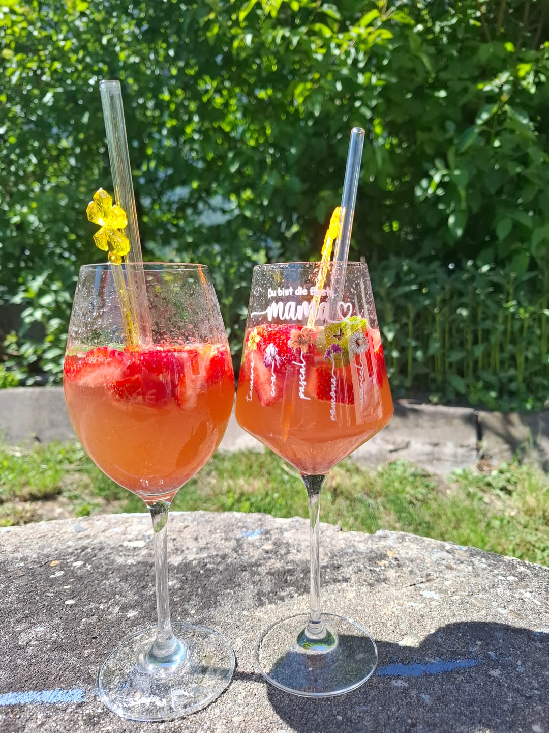Customer photo review of Mamas Garten - Weinglas mit Kindernamen und Blumen für Mama und Oma