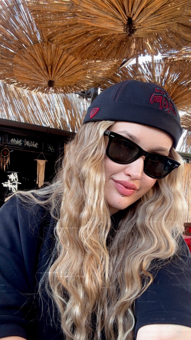 Customer photo review of Docker Hat - Symbols Collection - Red Indian - Siyah/Kırmızı