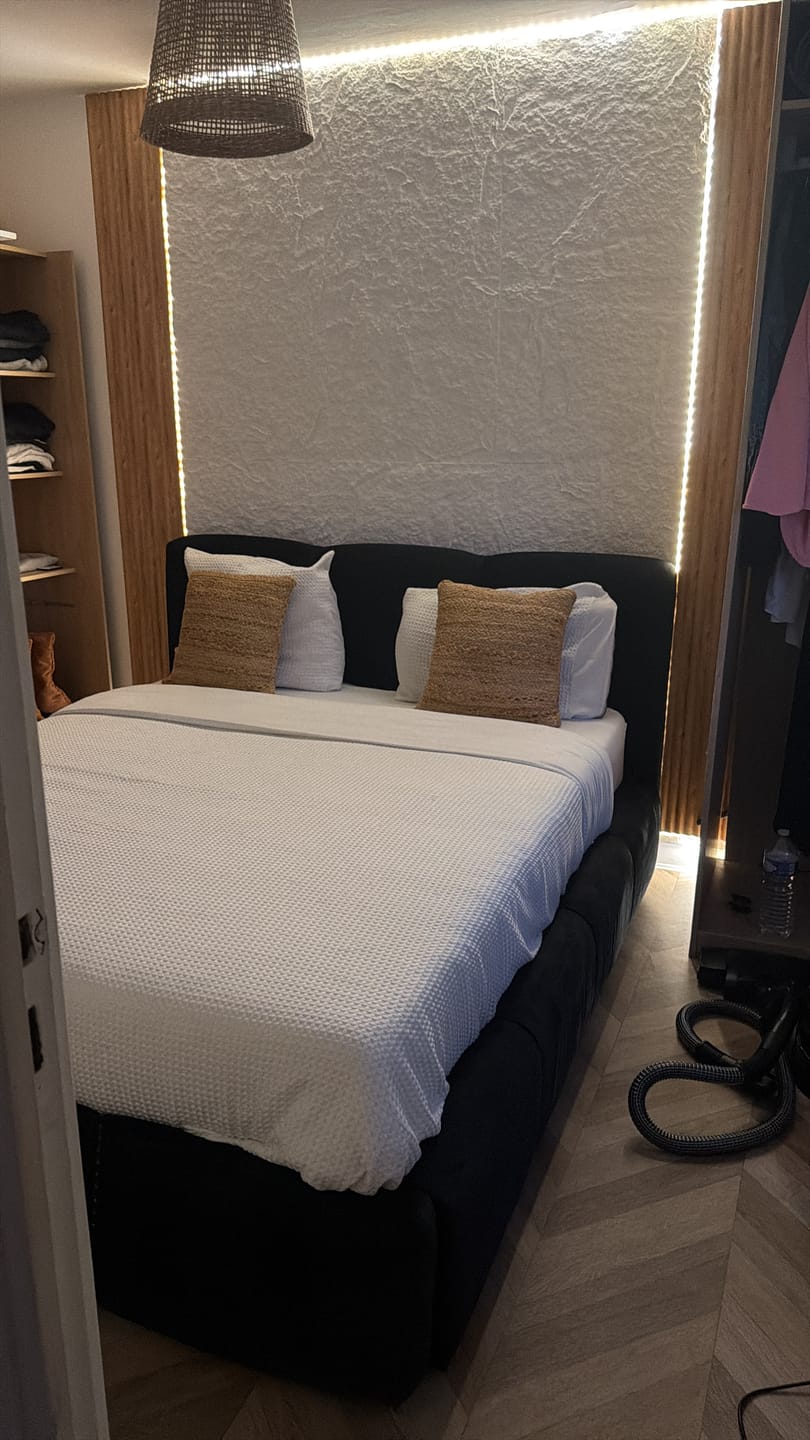 Customer photo review of Lit rembourré avec coffre de rangement - SOPHIE
