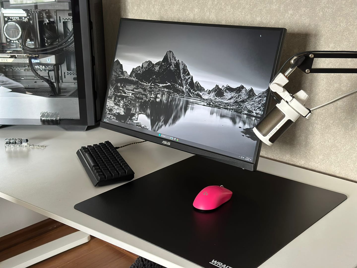 Customer photo review of Wraith Blade Y Hard Mousepad