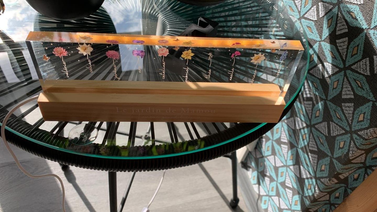 Customer photo review of Le Jardin de Mamie - Plaque LED acrylique personnalisée avec fleurs pour Maman et Mamie