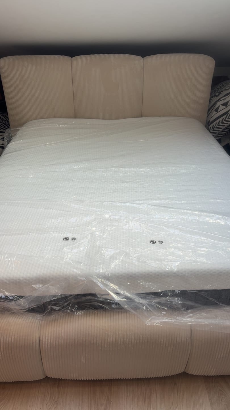Customer photo review of Lit rembourré avec coffre de rangement - SOPHIE