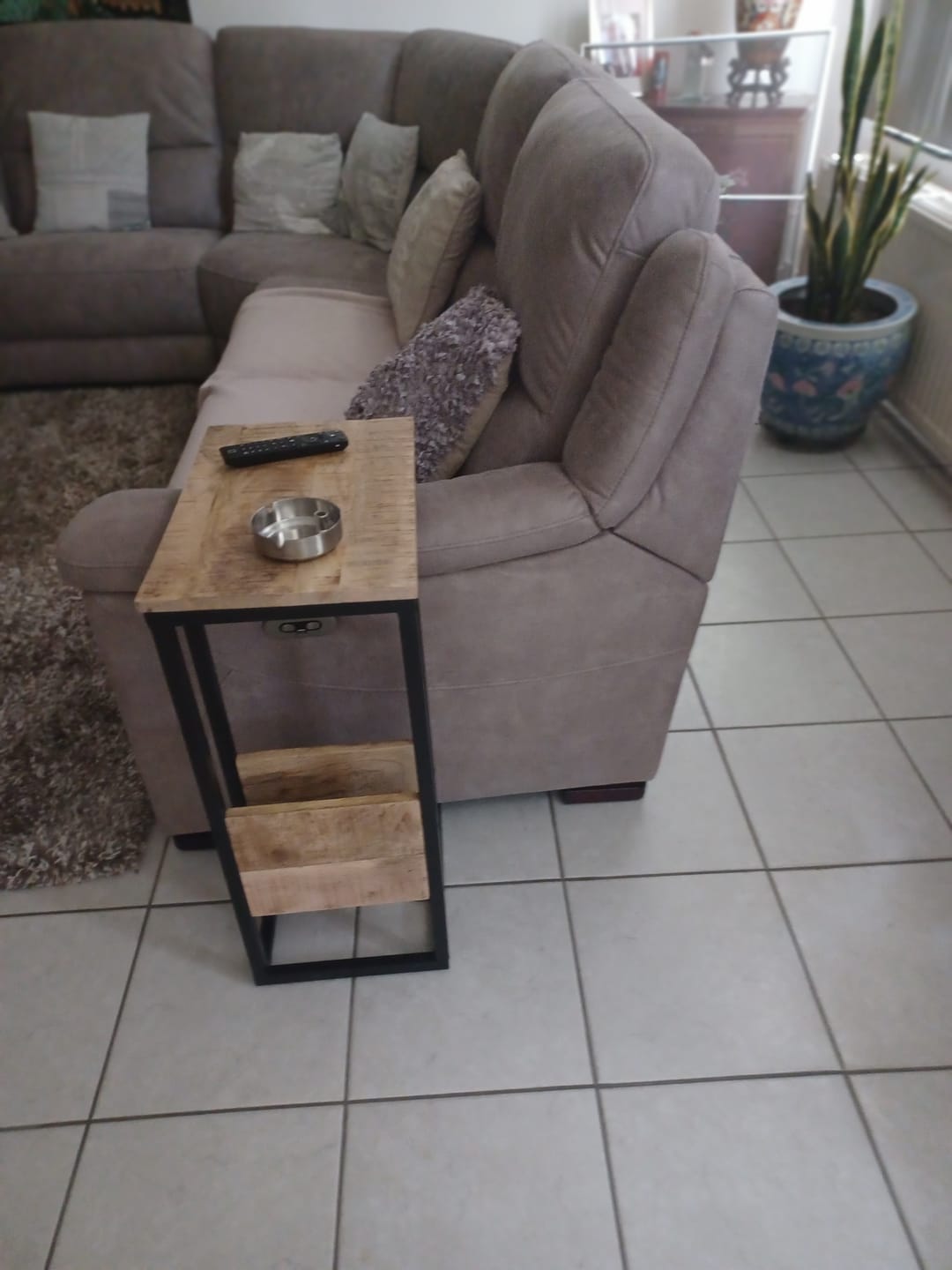 Customer photo review of Bijzettafel Britt voor over de bank | Mangohout en Staal | 45x29x69cm