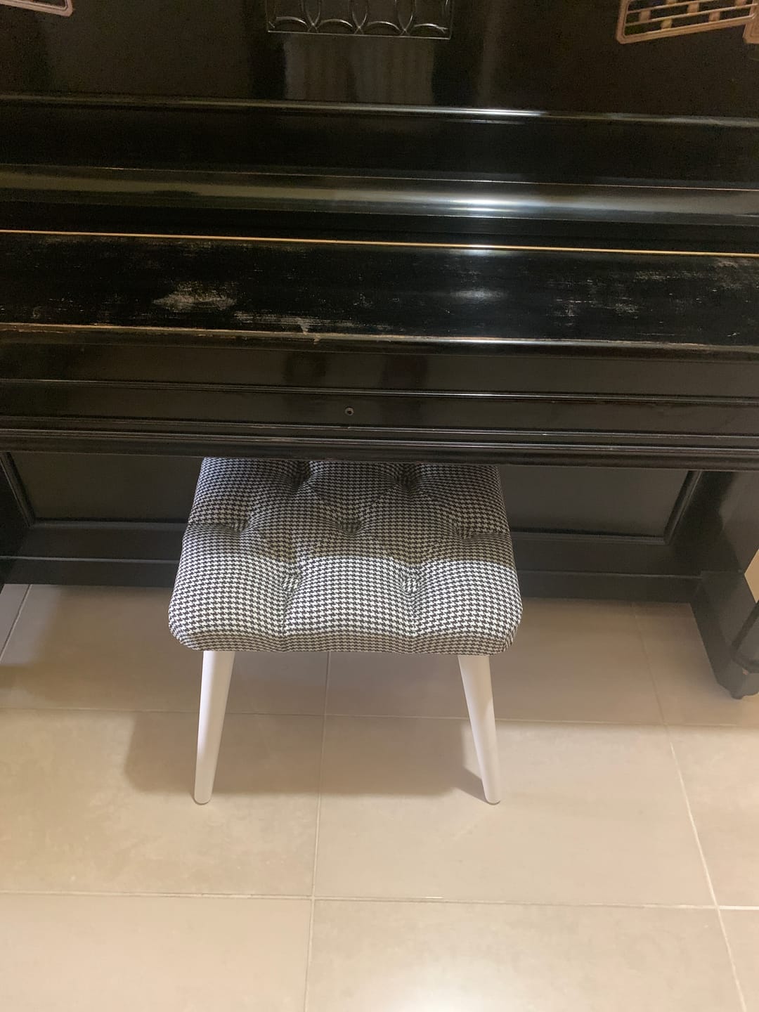 Customer photo review of Rani BM101 Puf Ahşap Ayaklı Tabure Siyah - Beyaz Kazayağı Desenli