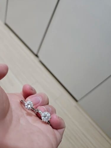 Customer photo review of Classic 6-Prong Round Cut Moissanite Ring